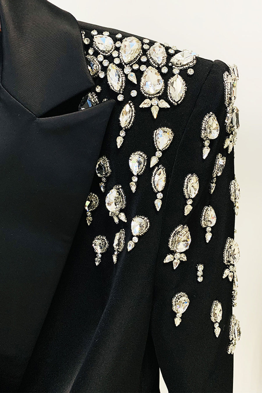 Elegant blazer med diamant pyntet skuldre - sort