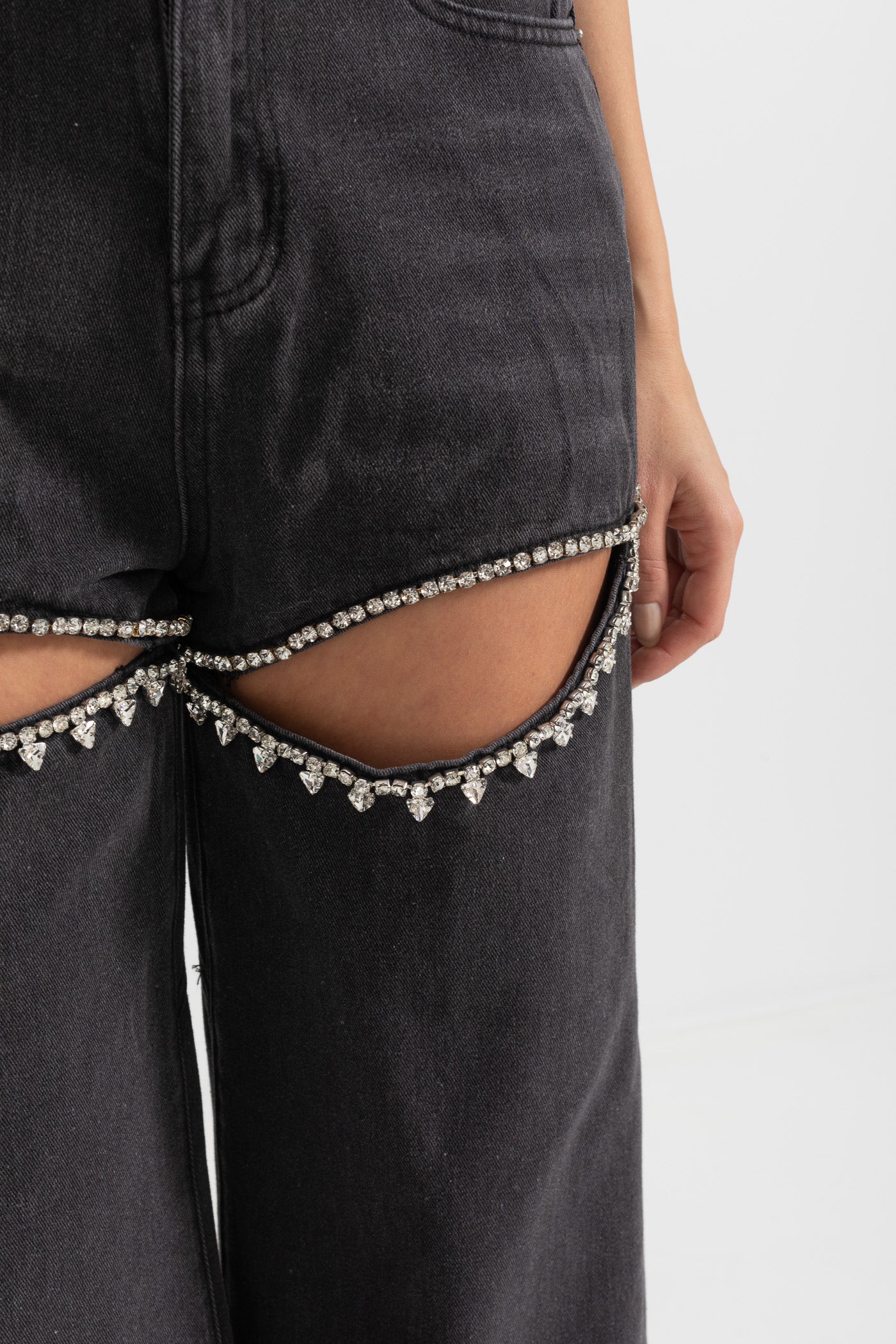 Høj -waisted jeans med lårudskæringer - sort