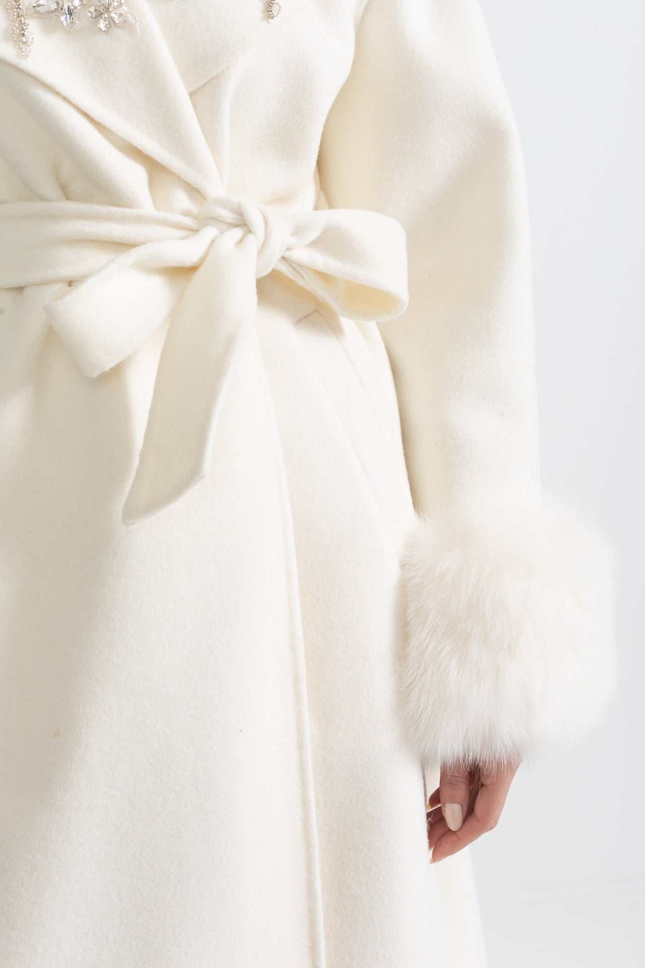 Cashmere Overcoat med Fox til manchetter og 3D blomsterdetaljer - Ivoire