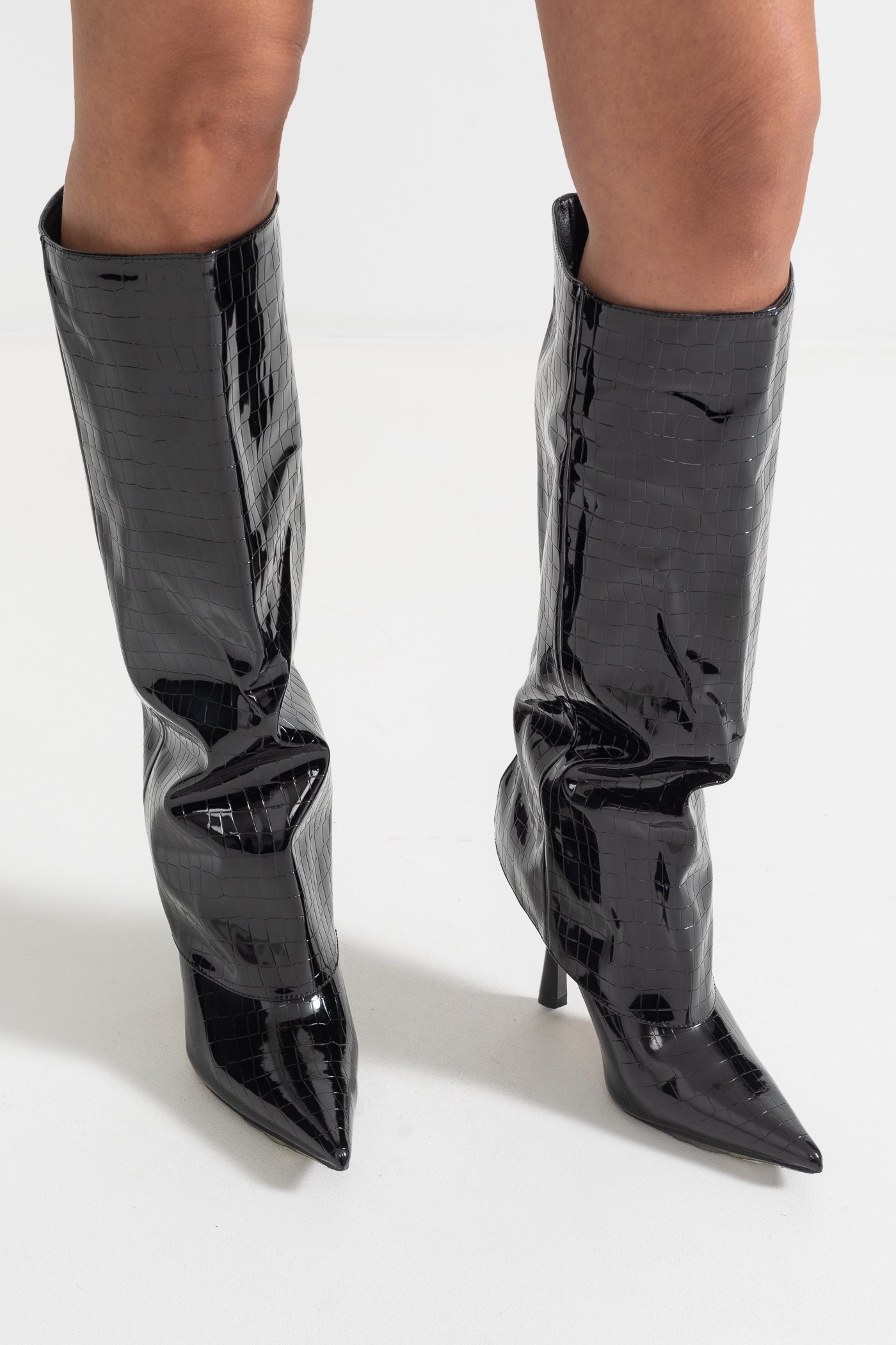 Knee-High Alligator Skin Pattern Pointed Boots - Black