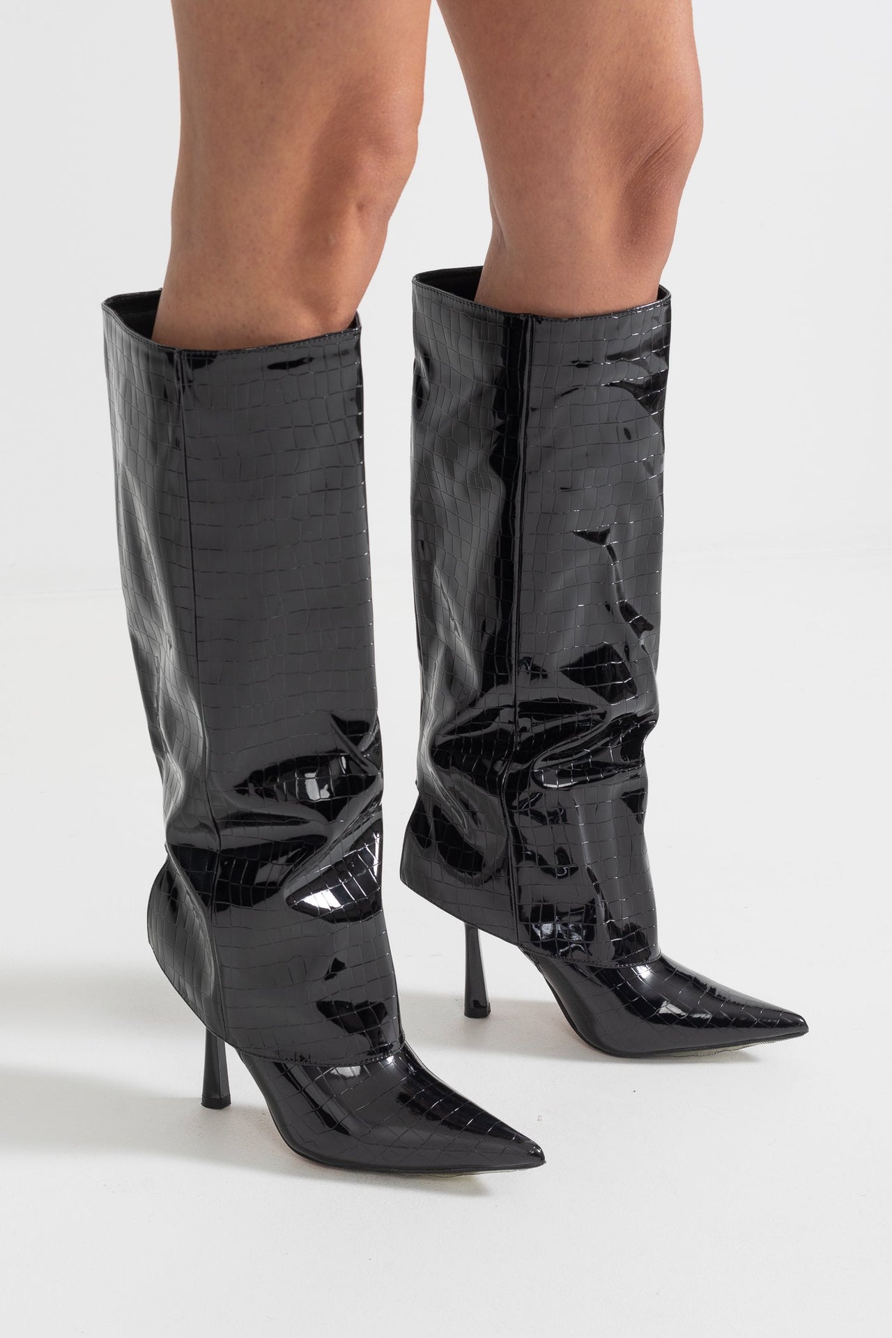 Knee-High Alligator Skin Pattern Pointed Boots - Black