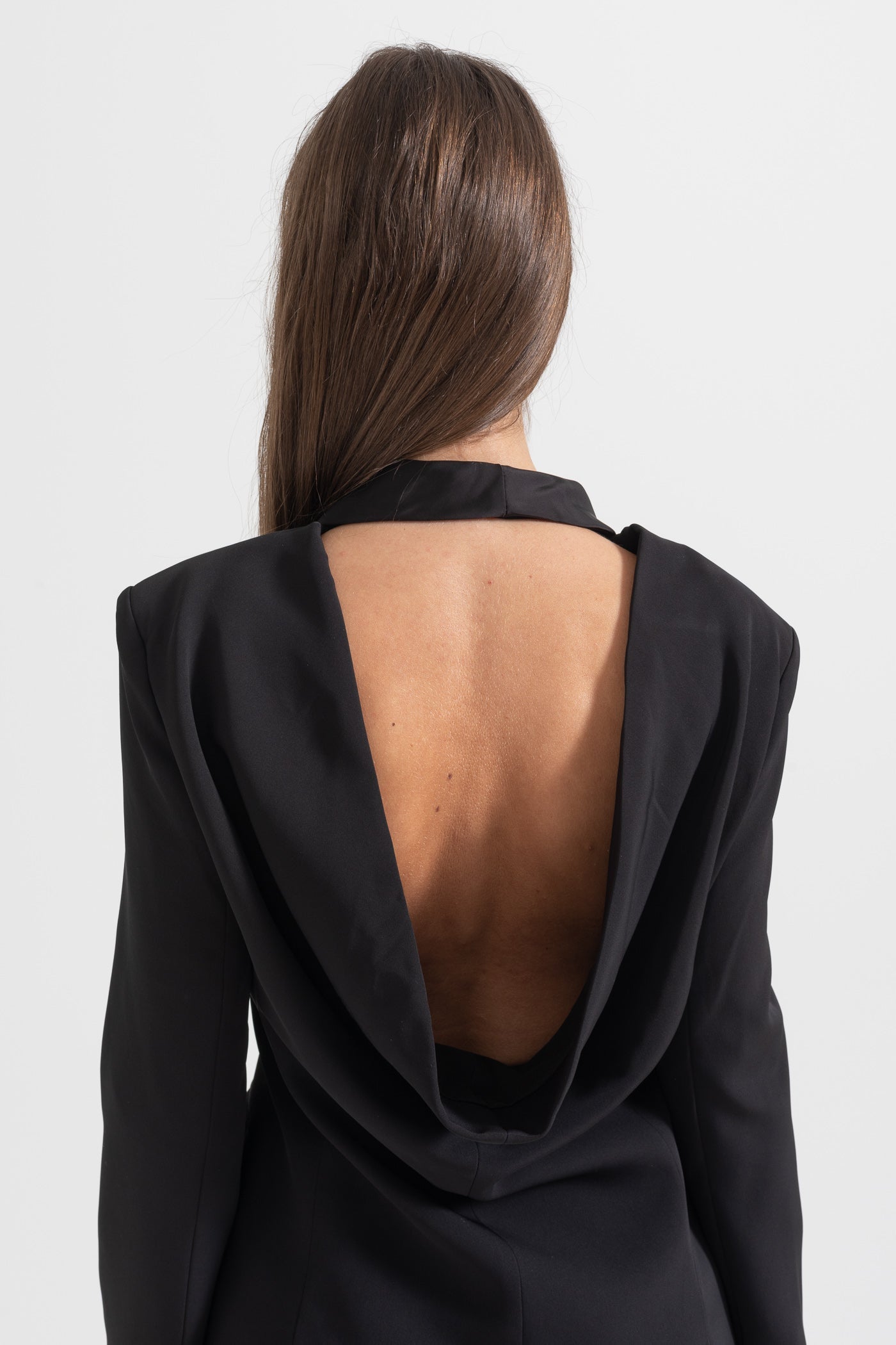 Elegant rygfri blazer med sjal krave - sort