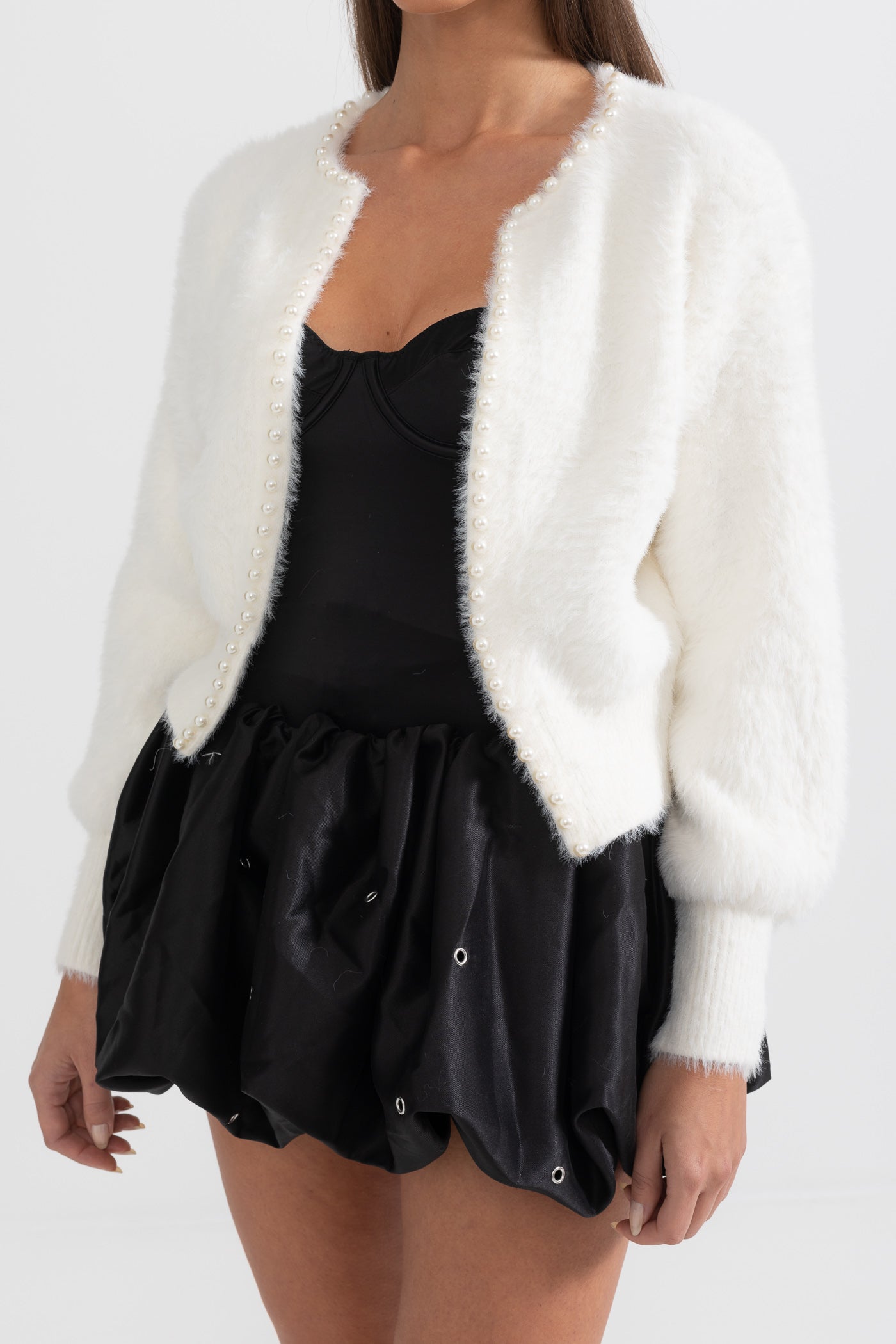 Fluffy cardigan med perledetaljer - hvid