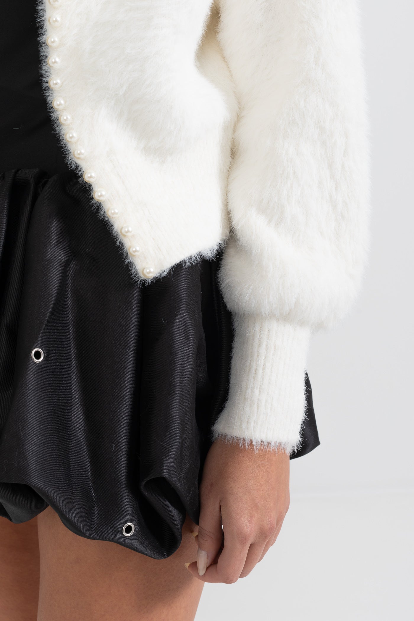 Fluffy cardigan med perledetaljer - hvid