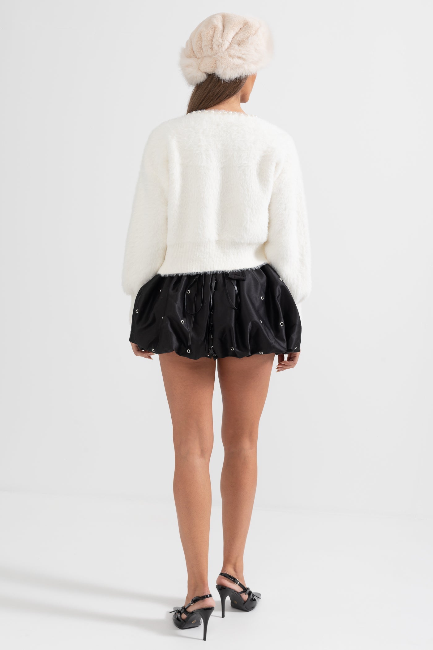 Fluffy cardigan med perledetaljer - hvid