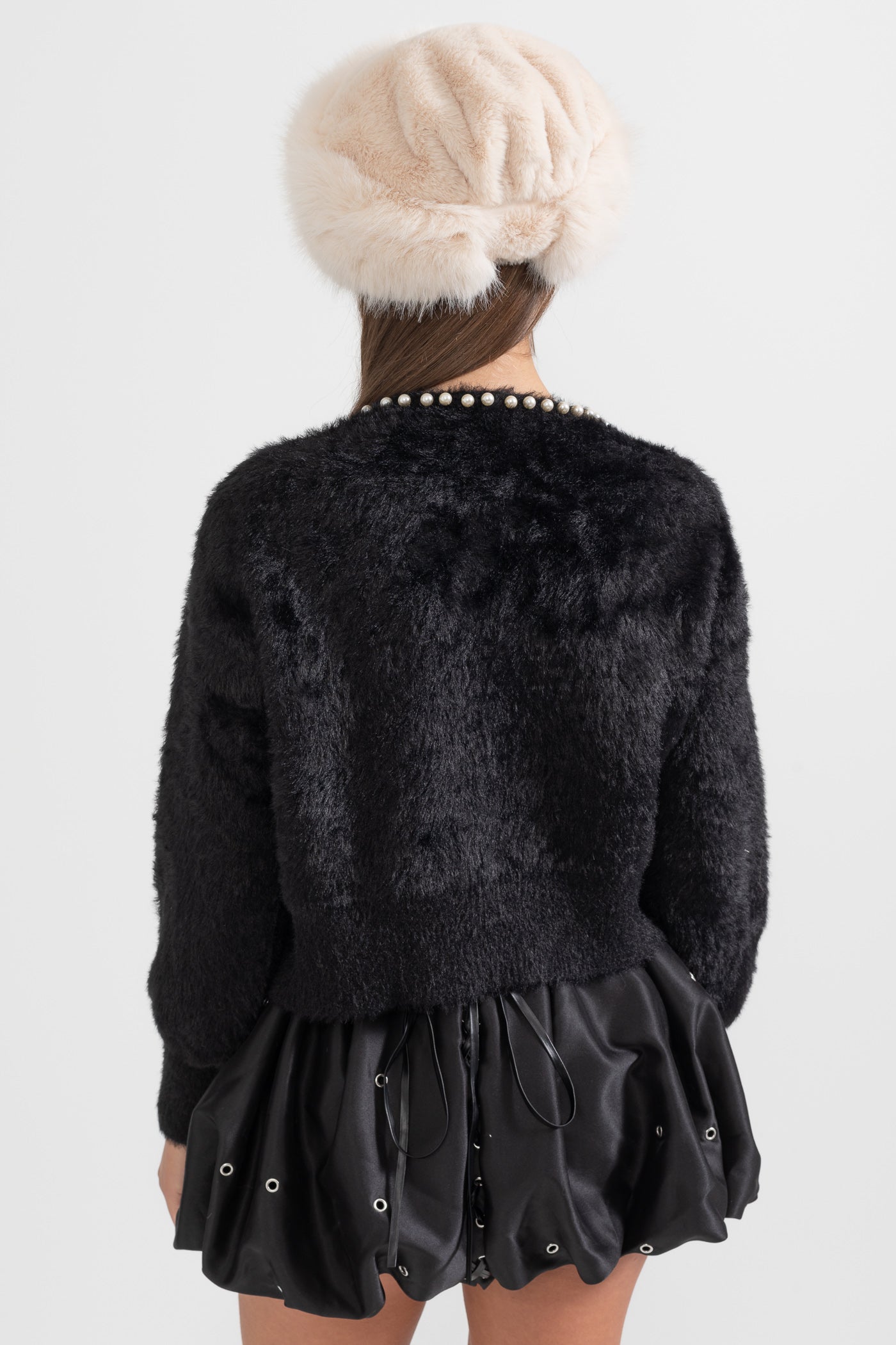 Fluffy Cardigan med perledetaljer - sort