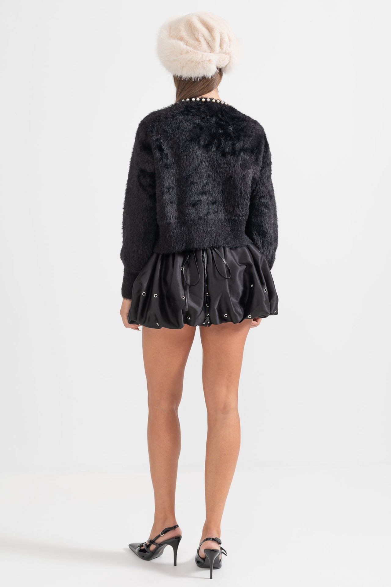 Fluffy Cardigan med perledetaljer - sort