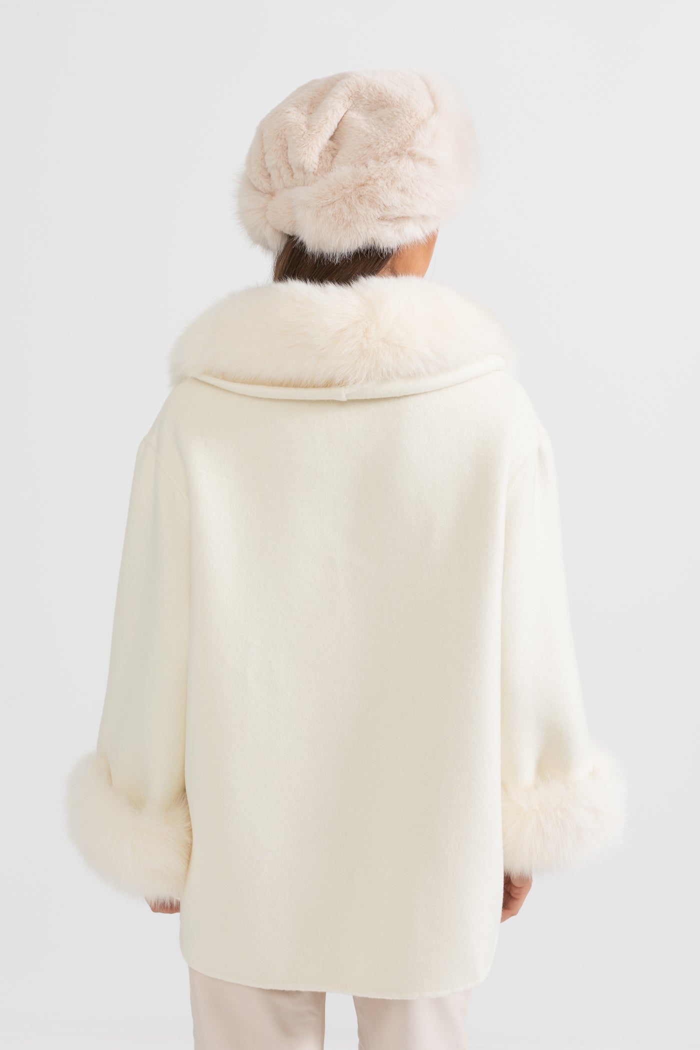 Cashmere Coat With Oversized Fox Fur Collar - Off White