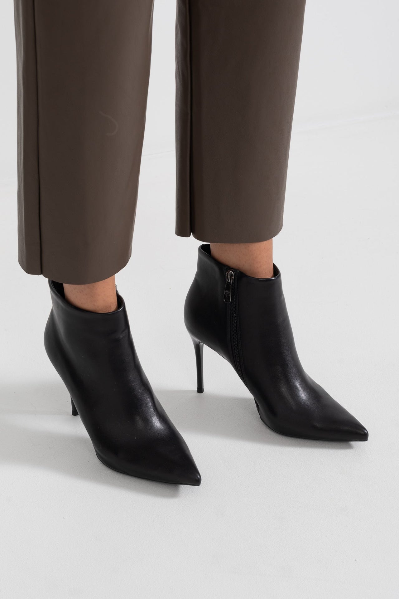 Elevated Ankle Boot With Pointed Toe - Black