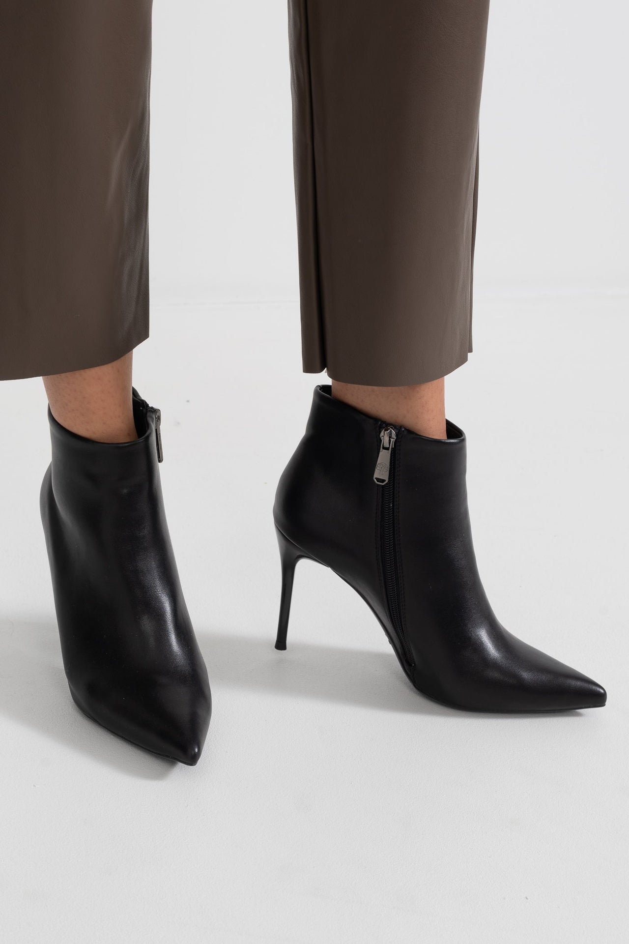 Elevated Ankle Boot With Pointed Toe - Black